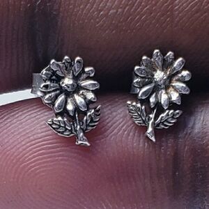Daisy Flower Sterling Silver  Stud Earrings.